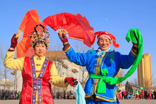 LUANNAN COUNTY - 9 Şubat 2014, Luannan County, Hebei Eyaleti, Çin 'de insanlar renkli kıyafetler giyip, sokaklarda Yanko dansı yapıyorlar.