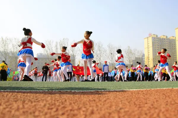 LUANNAN COUNTY - 14 Nisan 2015, Luannan County, Hebei Eyaleti, Chin, Çin atletizm toplantısında grup jimnastik performansı