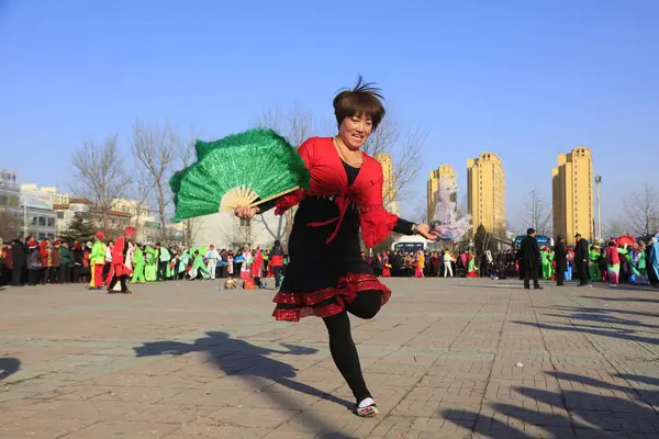 Luannan County - 8 Şubat 2017: Çinli Yangko performansı, Luannan County, Hebei Eyaleti, Chin