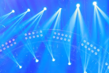 Sahne aydınlatma etkisi karanlıkta 