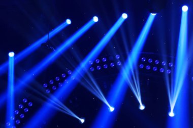 Sahne aydınlatma etkisi karanlıkta 