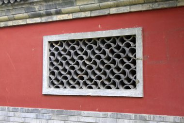 Kırmızıyla süslenmiş gri fayanslar bir parkta, Çin 'de.