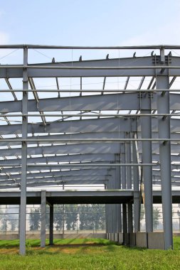 Bir fabrikanın içindeki çelik yapı. 