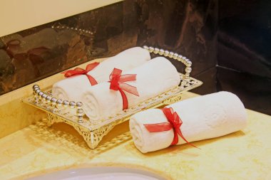 Beyaz havlu ve kırmızı süslemeler, yakın plan fotoğraf.