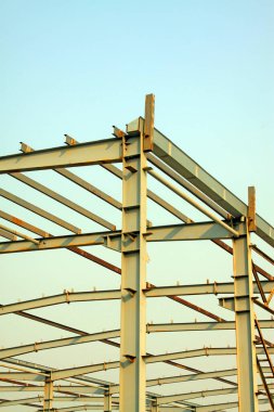 Bir fabrikada çelik yapı manzarası 