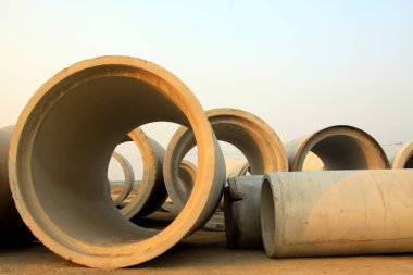 Çimento, prefabrik borular, yakın plan fotoğraf.