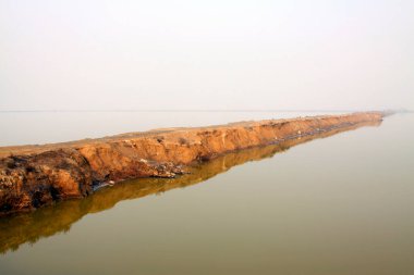 Sudaki baraj, fotoğrafa yakın çekim.