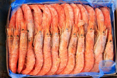 Bir markette donmuş karides, fotoğrafa yakın çekim.