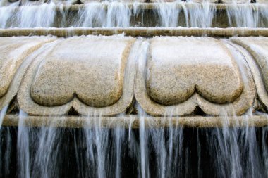 Parktaki çeşme, fotoğrafa yakın çekim.