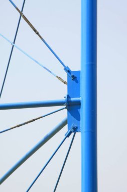 Mavi çelik boru desteği, fotoğrafa yakın çekim.