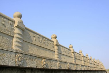 Taş köprü ve demiryolu, fotoğrafa yakın çekim.