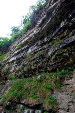 Dağlar fay manzarasını katlar, fotoğrafa yakın çekim yapar.