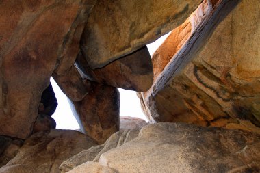 Büyük kayalar üst üste dizilmiş.