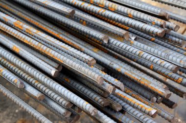 Bir inşaat alanında bükülmüş çelik, fotoğrafa yakın çekim.