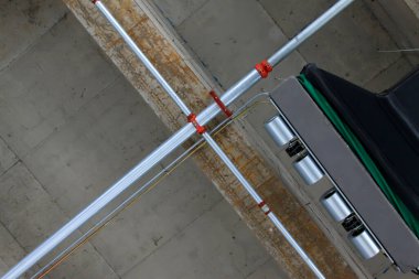 Koridorun yukarısında havalandırma donanımı var.