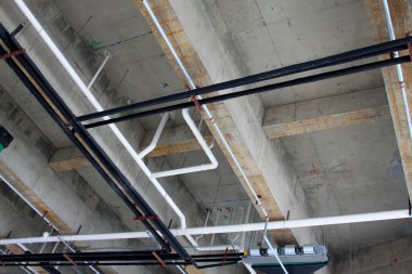 Koridorun yukarısında havalandırma donanımı var.