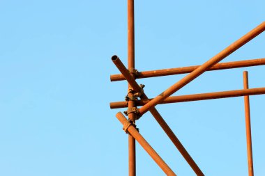 Çelik boru iskeleti, fotoğrafa yakın çekim.