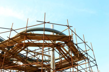 Çelik boru iskeleti, fotoğrafa yakın çekim.