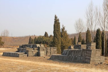 gri tuğla yığını