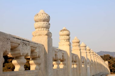 beyaz mermer korkuluklar kemer köprüsü