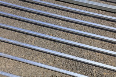 Otobanda paslanmaz çelik parçaları var.