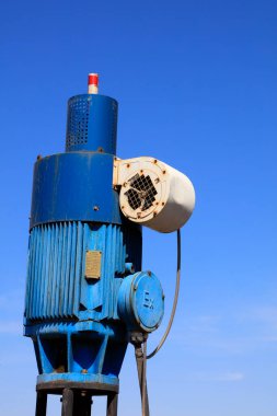 Mavi gökyüzünün altında motor, fotoğrafa yakın çekim