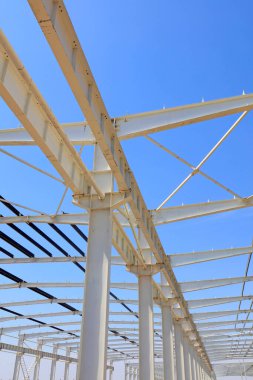 Mavi gökyüzünün altında çelik kiriş bağı, fotoğrafa yakın çekim