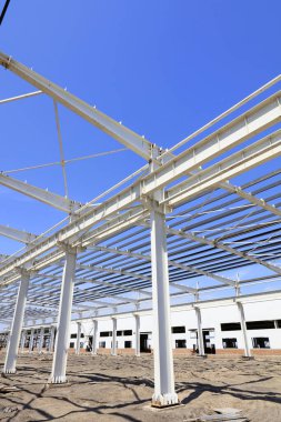 Mavi gökyüzünün altında çelik kiriş bağı, fotoğrafa yakın çekim