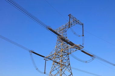 Mavi gökyüzünde elektrik kulesi