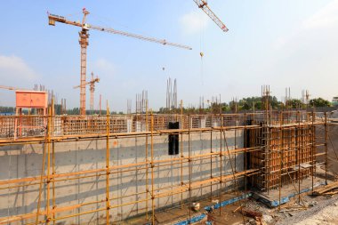 İnşaat alanında çelik boru iskelesi. 