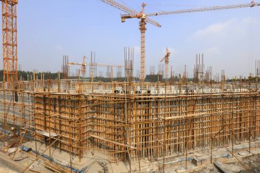 İnşaat alanında çelik boru iskelesi. 