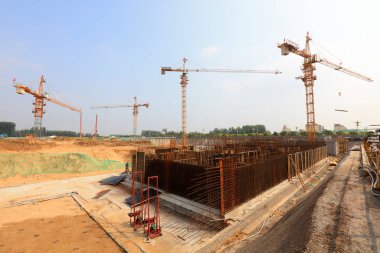 İnşaat alanlarında ahşap parantez 