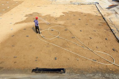 İnşaat alanında sulanan işçiler 