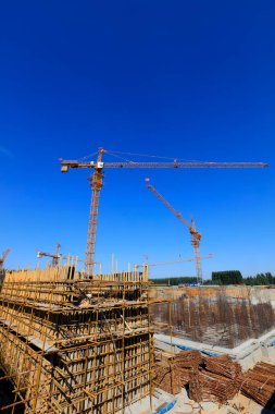 İnşaat alanı sahnesi, fotoğrafa yakın çekim.