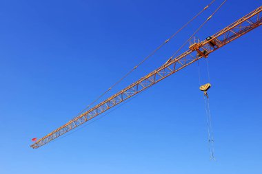 Kule Vinç kolu mavi gökyüzü arka planda