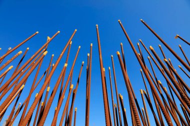 mavi gökyüzü arka planında güçlendirilmiş çubuk