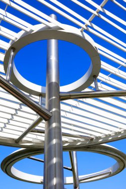 Dairesel çelik yapı, fotoğrafa yakın çekim.