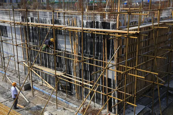 İnşaat alanında çelik boru iskelesi. 