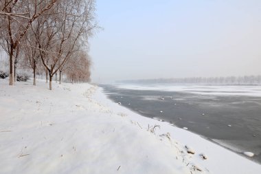 Nehir kışın doğal manzarası