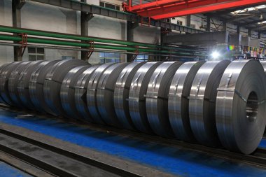 Fabrikada çelik soyuyorlar.