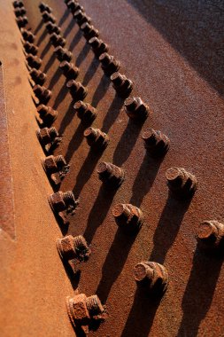 Oksitlenmiş paslı cıvata, fotoğrafa yakın çekim.