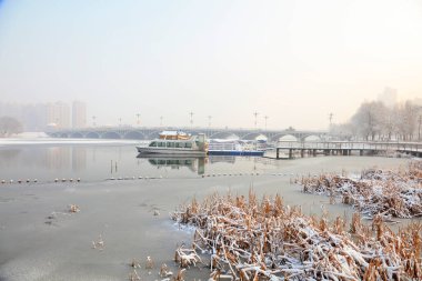park gezisi teknesi terminali kar manzarası