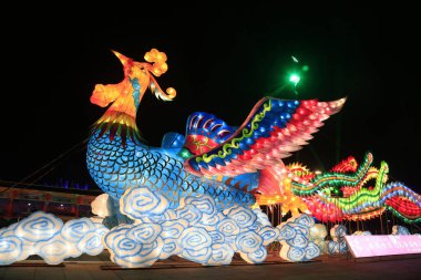 Phoenix şekilli fener, fotoğrafa yakın çekim.