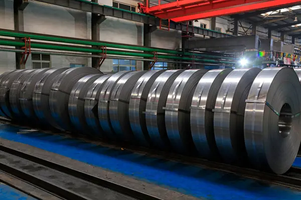 Fabrikada çelik soyuyorlar.