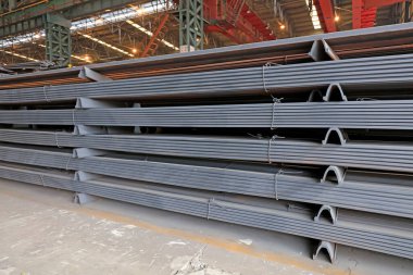 Çelik ürünler depoda.
