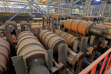 Atölyede çelik silindiri.