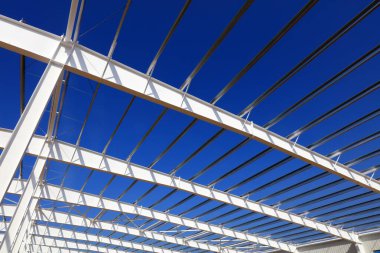 Mavi gökyüzünün altında beyaz bir çelik kiriş