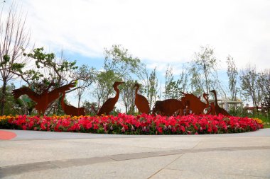 Turna heykeli ve çiçek