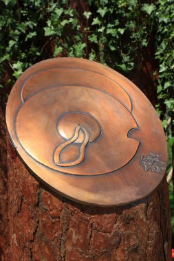 Parktaki bakır heykel