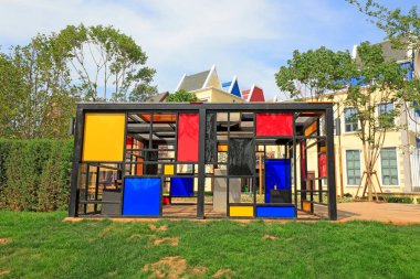 Eşit renkte küçük bir ev